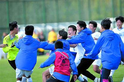 超高人气，一印度女球迷接机时手举标语：梅西，拯救印度足球（人气爆棚！印度女球迷机场举牌：梅西，请救救印度足球）