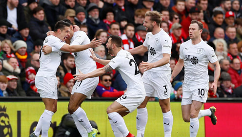 皇马名宿：球队不能被维尼修斯牵着鼻子走，没人把他绑在这（皇马名宿：球队不该被维尼修斯左右，他并非被迫留队）