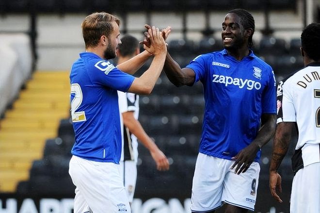 阿隆索驾车离开伯纳乌获皇马球迷力挺：耐心点，我们信任你！（伯纳乌外，皇马球迷为阿隆索打气：耐心点，我们相信你！）