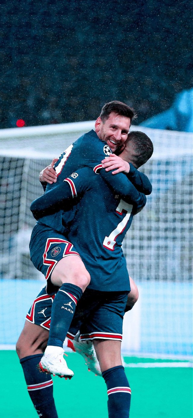 雪花飘飘北风萧萧，记者：世界杯抽签仪式场外下着大雪（大雪纷飞北风呼啸，世界杯抽签仪式场外寒风凛冽）