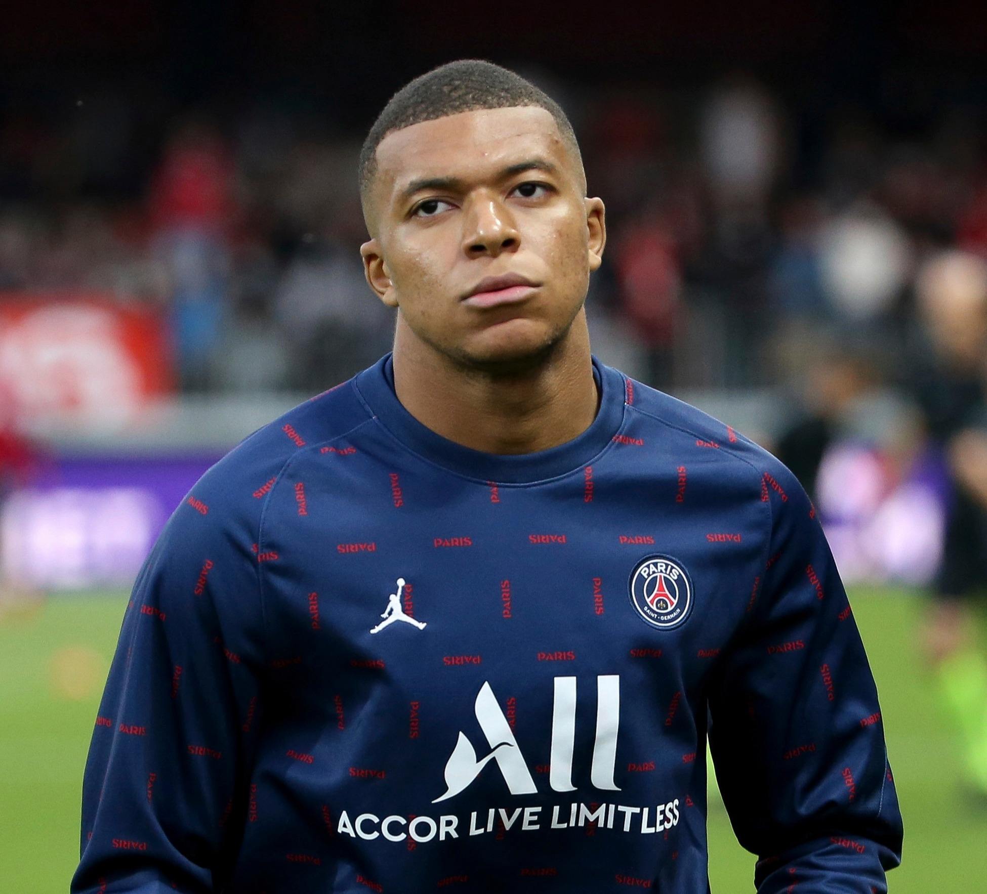 世界杯震撼一幕：孙颖莎让分全场掌声，赛场对手忍不住竖大拇指（世界杯名场面：孙颖莎主动让分赢得满场掌声，对手当场竖起大拇指）