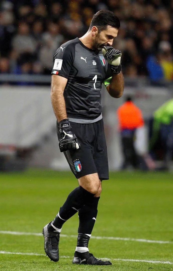 欧冠夺冠赔率：巴萨1赔4居首 大巴黎皇马紧追（欧冠冠军赔率：巴萨1赔4领跑，巴黎与皇马紧随其后）