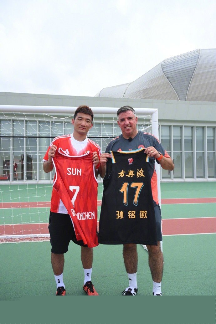 阿隆索回应拉波尔塔争议言论：重要的是在场上公平取胜（阿隆索回应拉波尔塔风波：关键是在赛场上公正赢球）