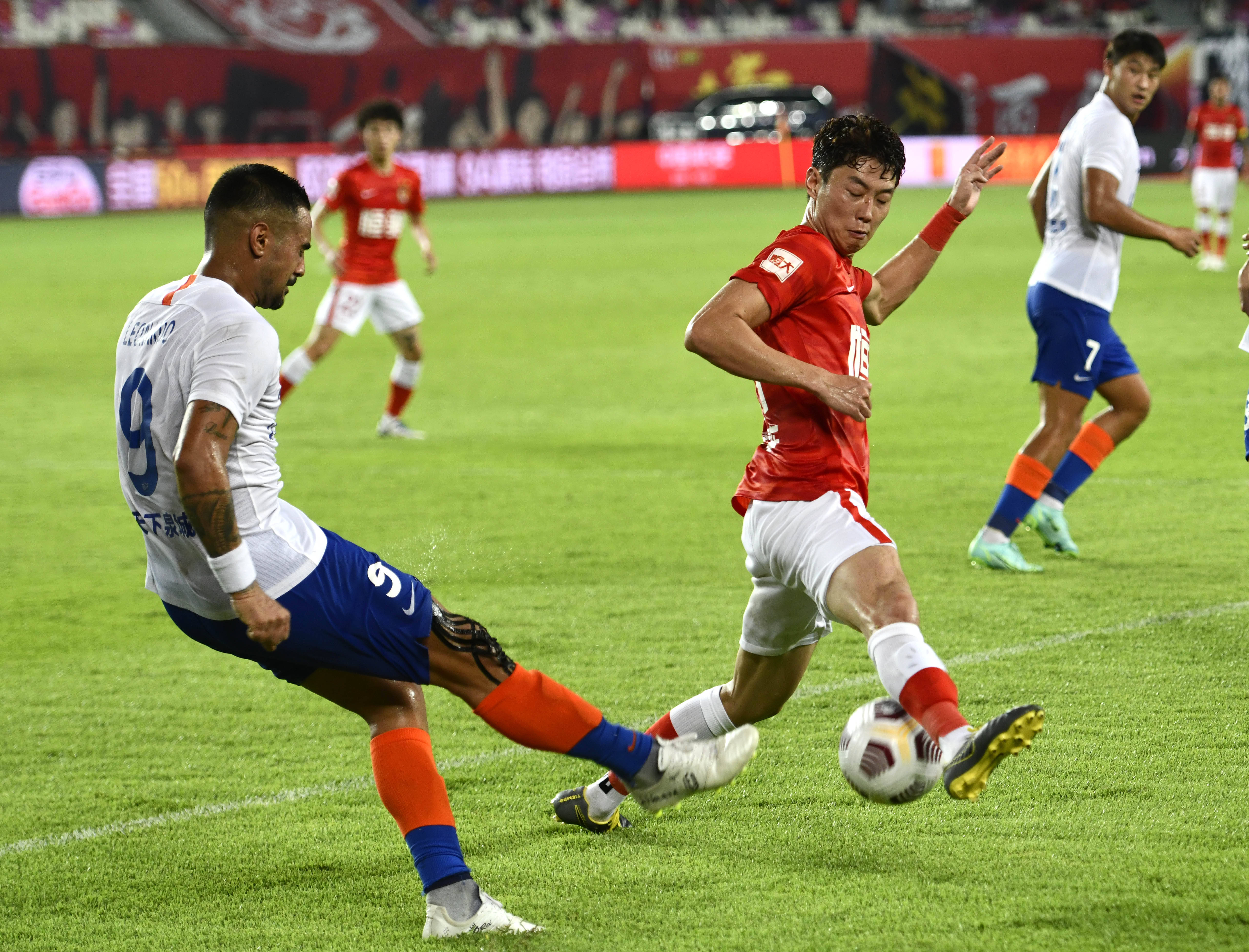 邮报：明年世界杯上下半场中段设强制补水时间，每次三分钟（邮报：明年世界杯上下半场中段将设三分钟强制饮水暂停）