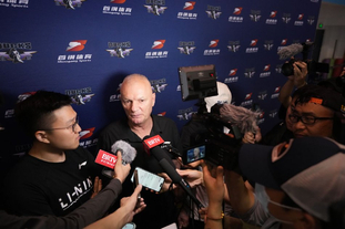 懂球帝2025年11月MVP候选出炉：姆巴佩、哈兰德领衔，莱万在列（懂球帝公布2025年11月MVP候选名单：姆巴佩、哈兰德领跑，莱万入选）